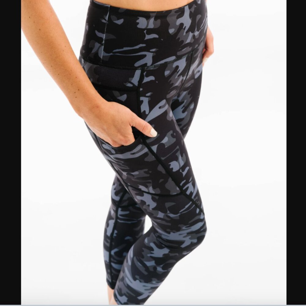 ZYIA Size 4 Black Camo Pocket Light n Tight Hi-rise Capri 20"